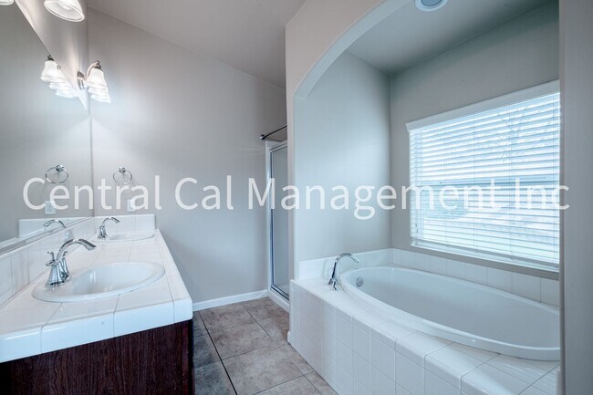 Building Photo - 4 Bedroom/2 Bath Home in the Northwest - $2595 Per Month!