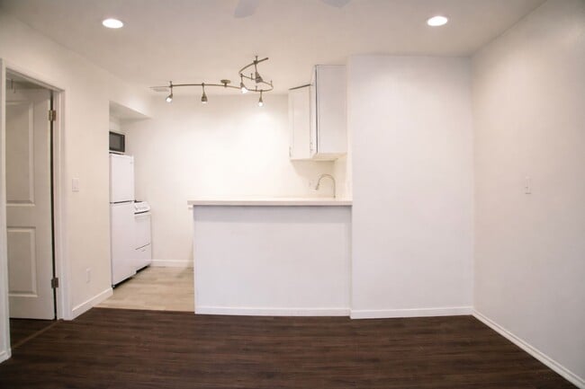 Building Photo - 733 Manhattan Beach Blvd