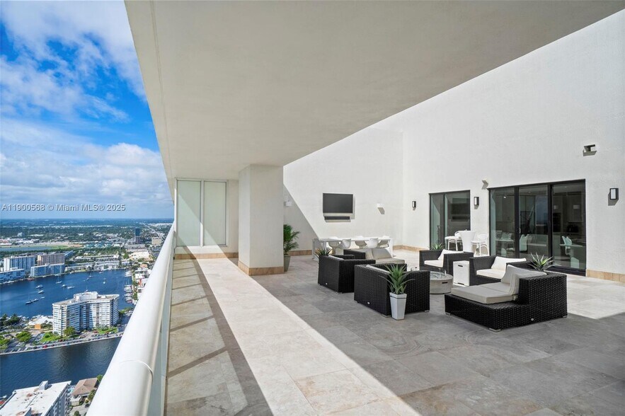 Building Photo - 1830 S Ocean Dr