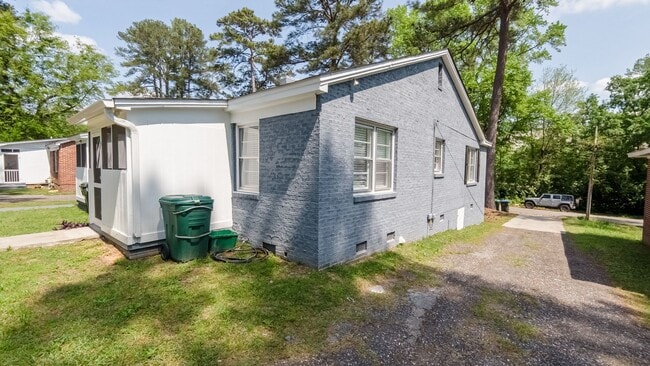 Building Photo - Solid brick duplex located in Forest Acres