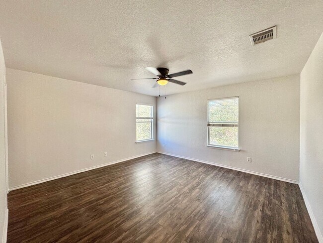 Building Photo - Beautiful 2 Story Home!