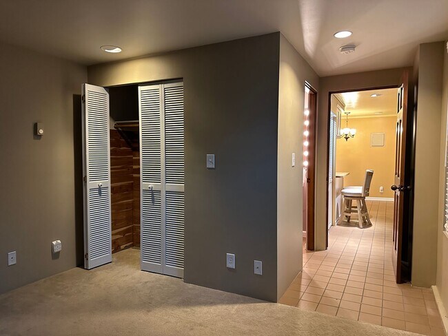 Building Photo - 1 Bed/1 Bath -Great Location, Pets welcome...