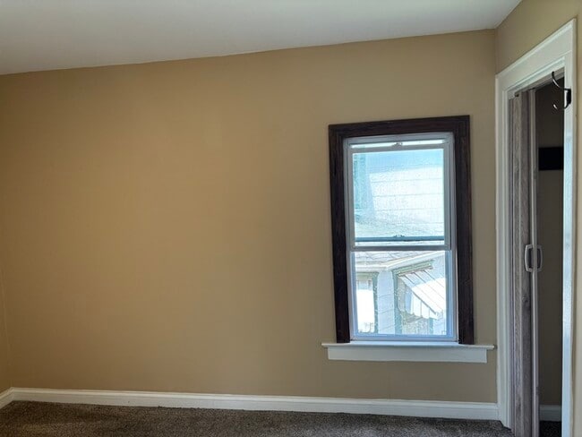 Building Photo - 73 N Oakley Ave