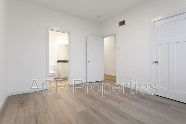 Building Photo - 2286 Brome St