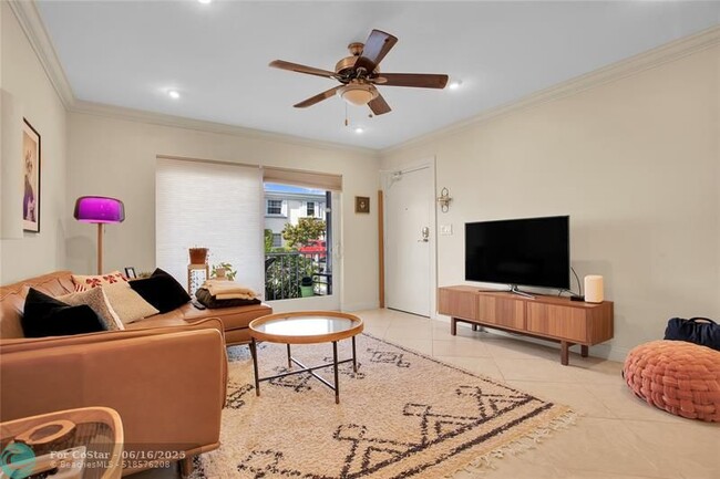 Building Photo - 6253 Bay Club Dr