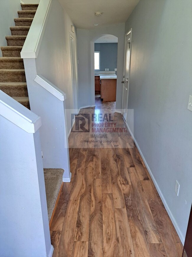 Building Photo - Check out this adorable 3 bedroom, 2.5 bath