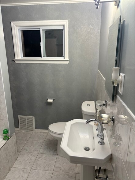 Building Photo - 648 E 6th St