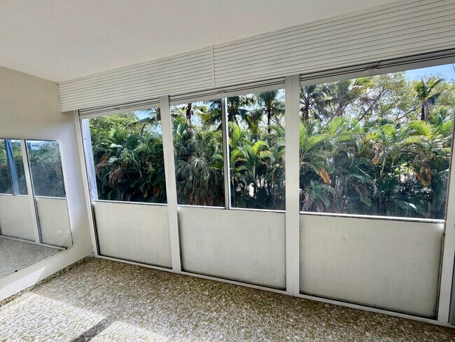 Building Photo - 1000 NE 14th Ave