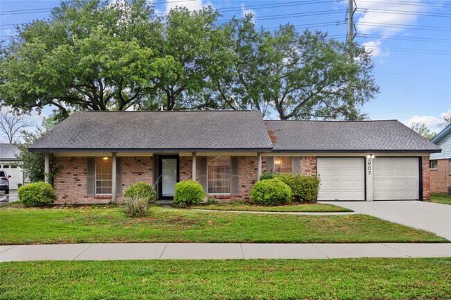 Building Photo - 1607 Buescher Dr