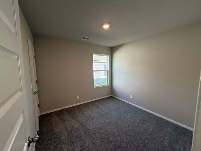 Building Photo - Welcome home to your 4 bed, 2 bath home in the desirable area of Broken Arrow, OK.