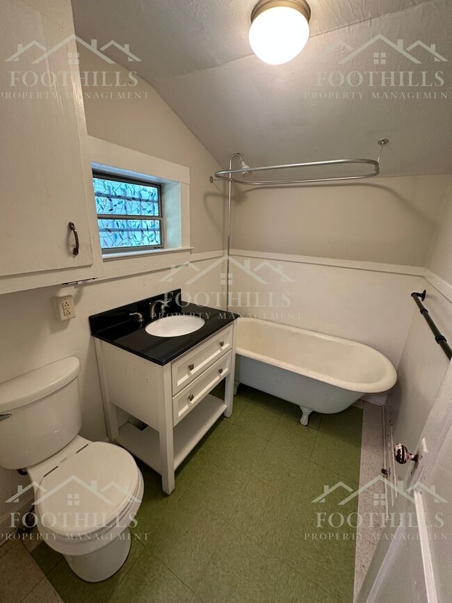 Building Photo - Charming 4-Bedroom Single Family House Nea...
