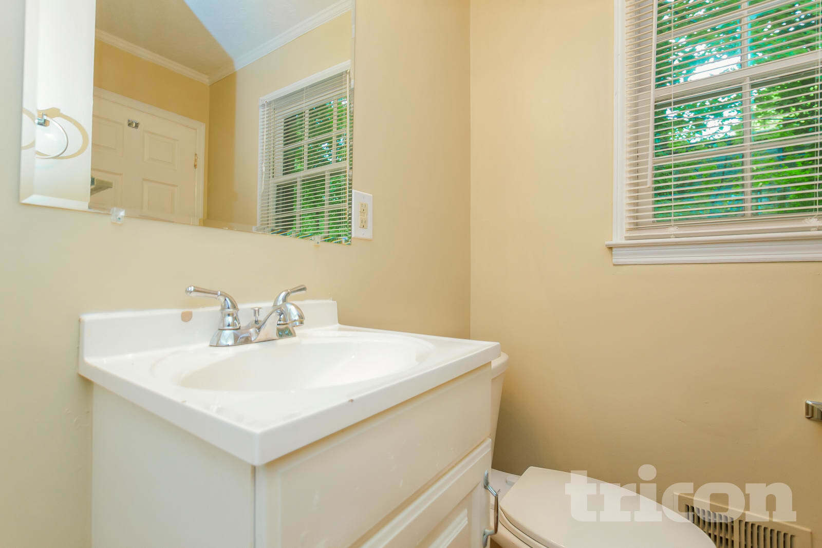 Building Photo - 1374 Live Oak Ln