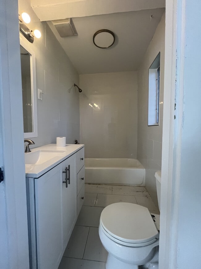 Building Photo - 1109 NE 5th Pl