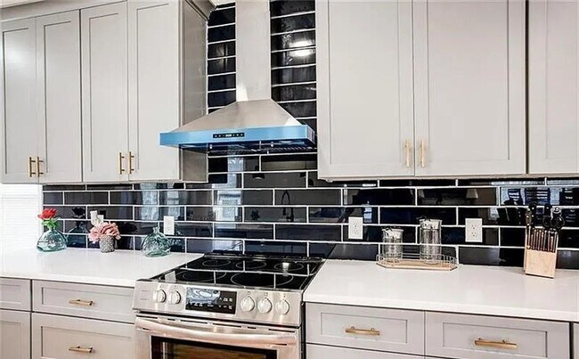 Building Photo - Elegant 3 BD 2.5 BA Home Offering Luxury Living in the Heart of Atlanta