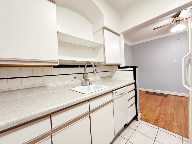 Building Photo - 5816 Mardel Ave