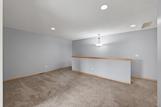 Building Photo - The Lakes Townhome