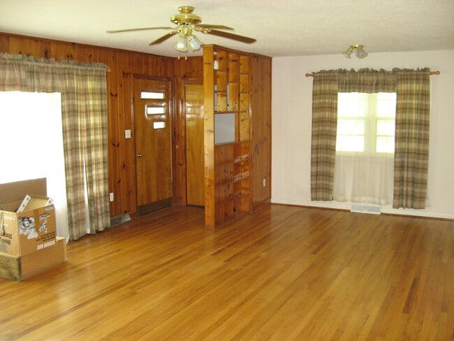 Building Photo - 307 Oak Grove Rd