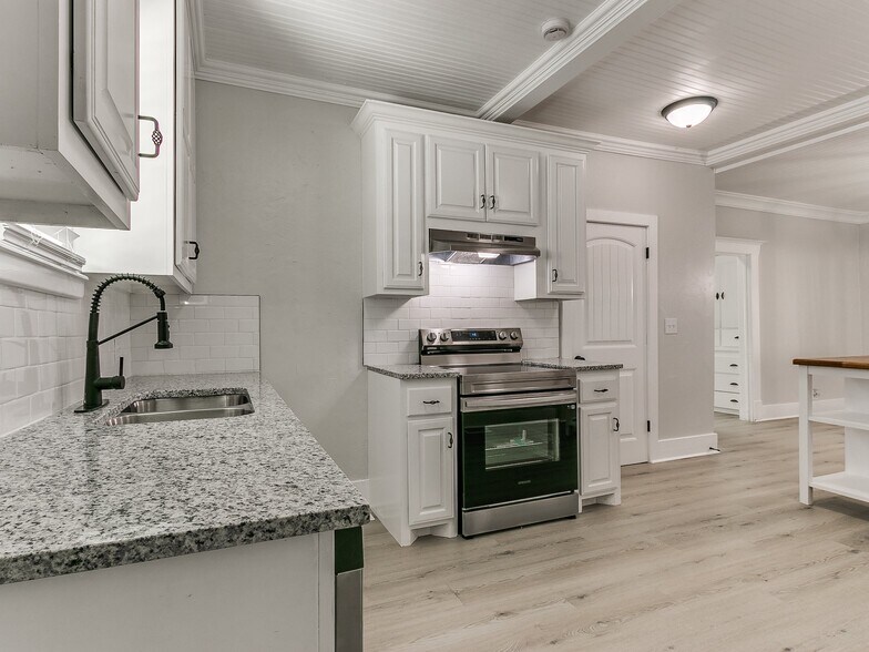 Building Photo - 1828 W Park Pl