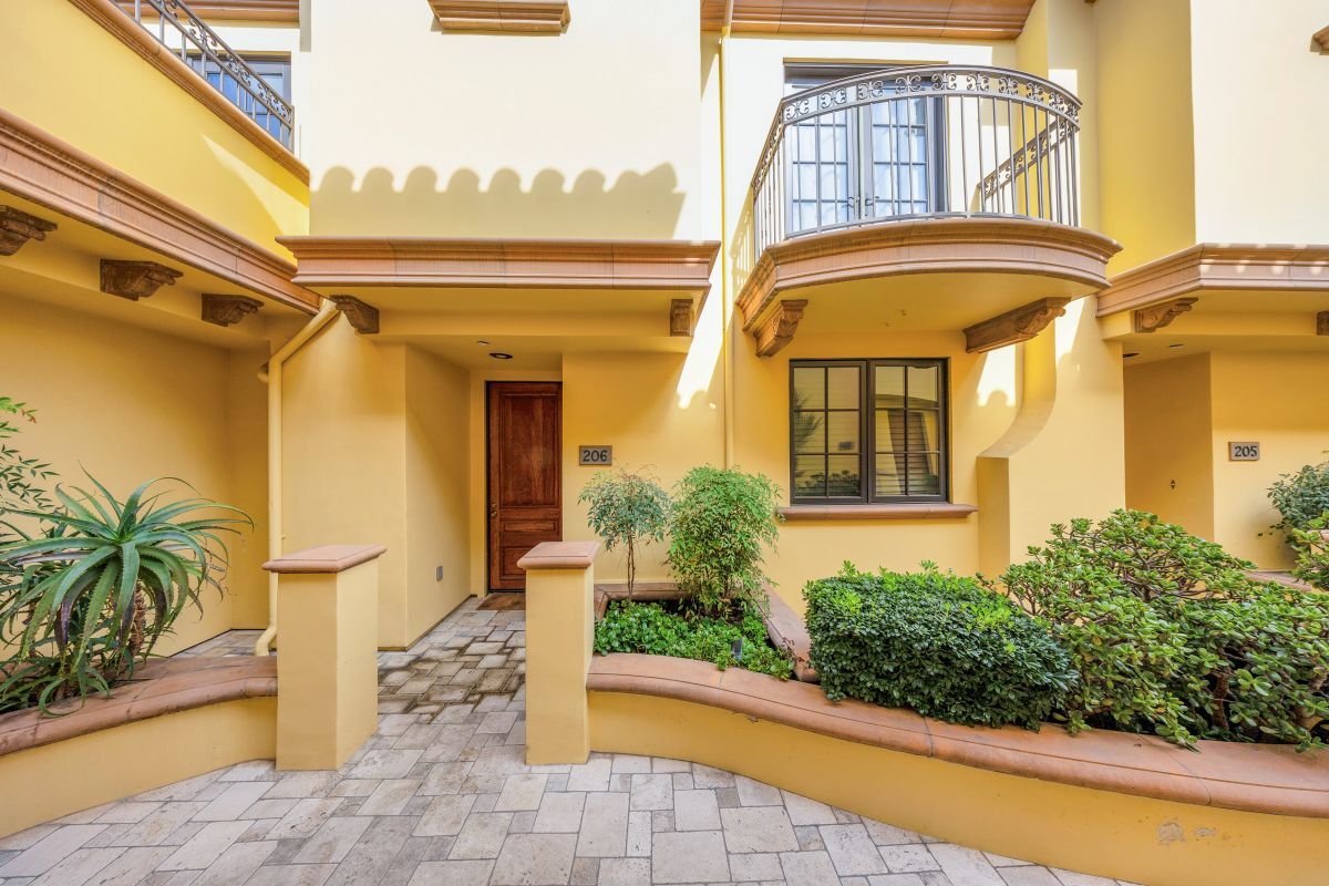 Building Photo - 985 N Michillinda Ave