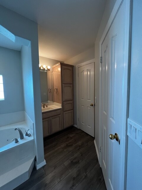 Master Vanity 2 - 201 San Saba St