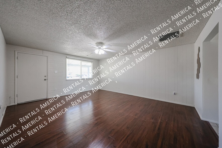 Building Photo - 3550 E Voltaire Dr