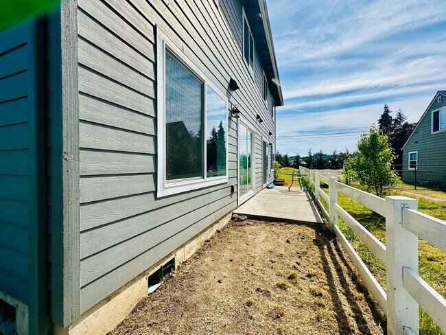 Building Photo - 1284 44th Ave