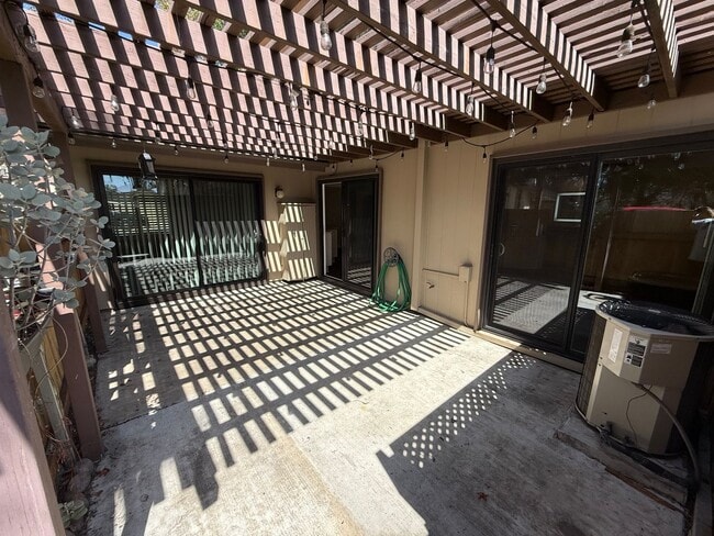 Building Photo - Spacious 3-Bed, 2-Bath End-Unit Townhome w...