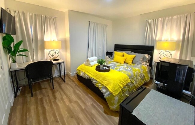 Building Photo - Classy Single Family Home Conviently located - Easy drive to Pendelton or Miramar - Nice family n...