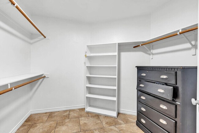Building Photo - 6515 Amber Dr