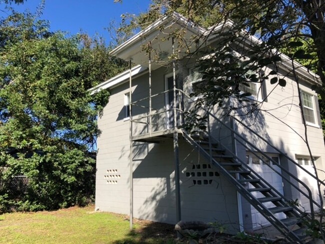 Building Photo - Above Detached Garage 1/1 in Colonialtown ...