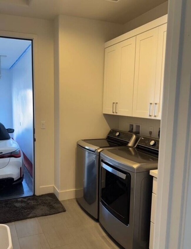 Building Photo - Spacious 3 Bedroom 3 Bath Home