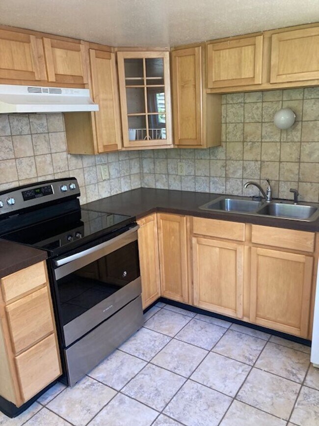Building Photo - Charming Duplex w/Seprate Entrances, Close to all Amenites/Downtown