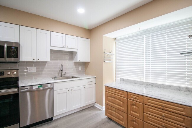 Building Photo - Gorgeous and updated 3Bd/2.5Bth townhome in the Town of Forest Hills! w/2 assigned parking space!