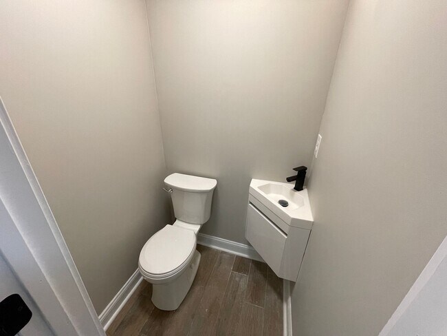 Building Photo - Great Location Private Setting Home For Rent