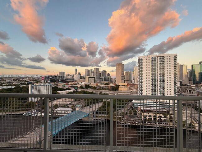 Building Photo - 10 SW South River Dr