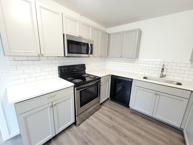 Building Photo - Spacious Yard and Detached Garage - Captiv...