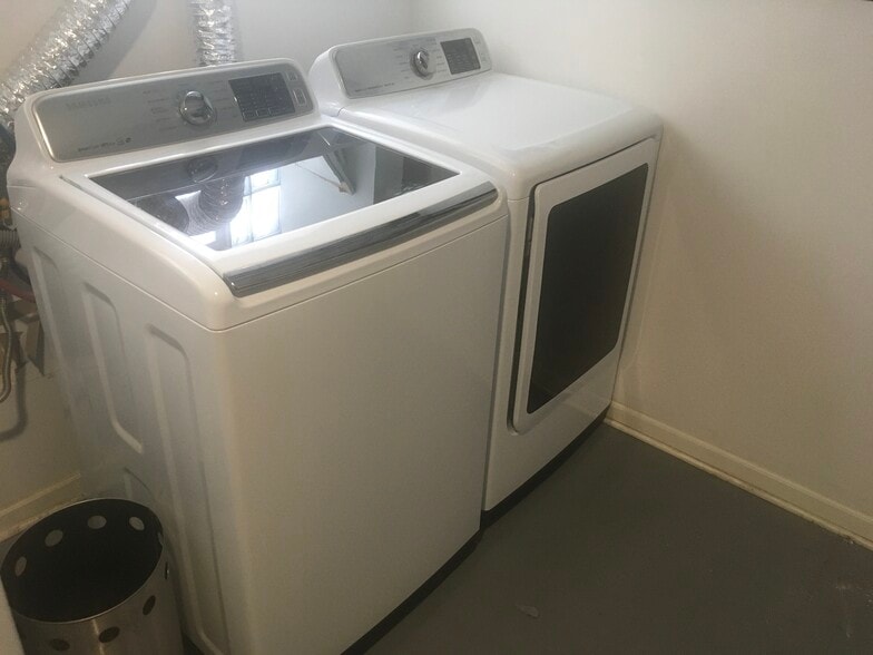 Cool size Samsung, washer and dryer - 1320 W Carmen Ave