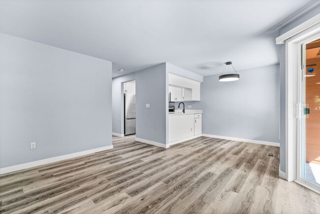 Building Photo - Large Remodeled 2bd, 1ba Condo Available i...