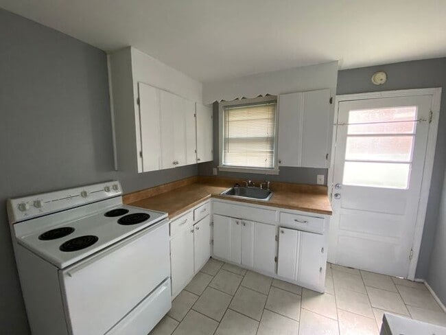 Building Photo - 2/1 Duplex in Greenwood Neighbors of East Nashville!  Pets ok! W/D Included!