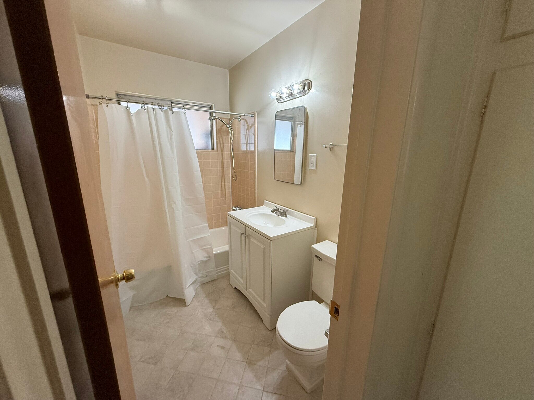 Building Photo - 330 E Fairview Ave