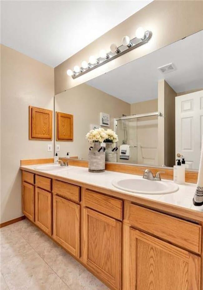 Building Photo - Available SEPTEMBER - 3bd Home on Gleneagl...