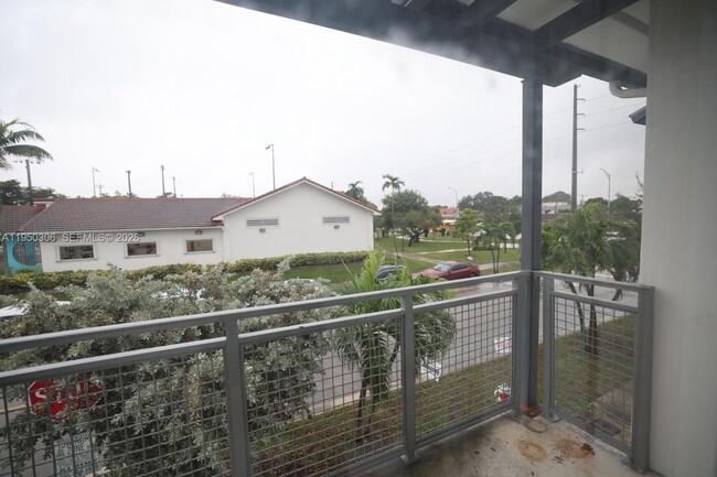 Building Photo - 405 E 7th St