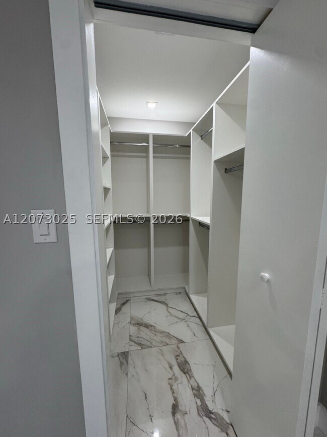 Building Photo - 15011 Coconut Ct