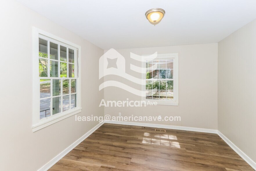 Building Photo - 4582 Shadow Lawn Dr