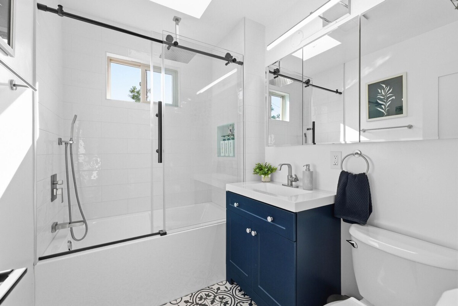 Building Photo - 3407 N Mountain View Dr