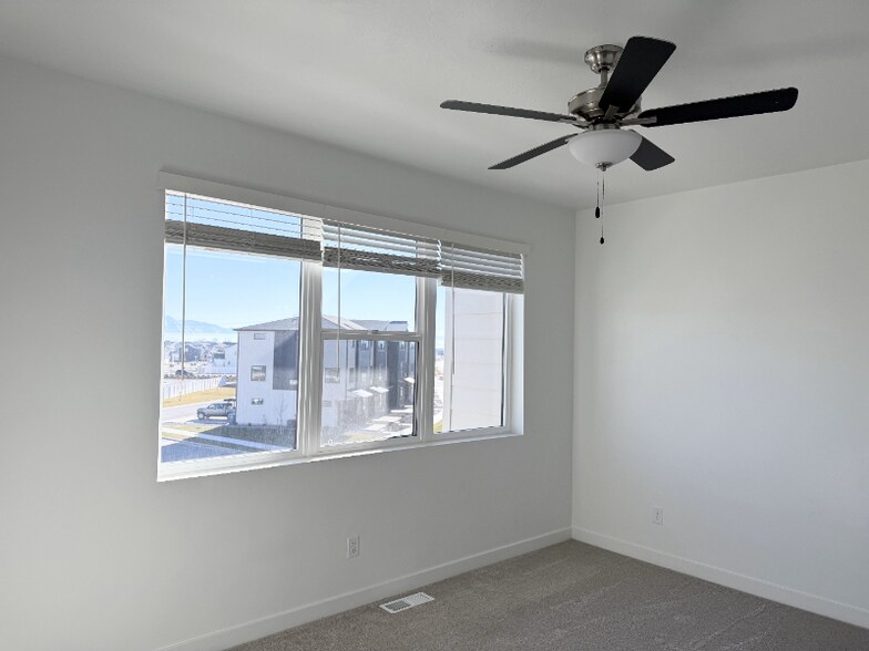 Building Photo - 548 900 W