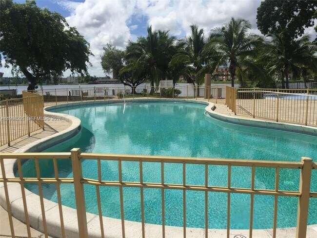 Building Photo - 1550 NE 191st St