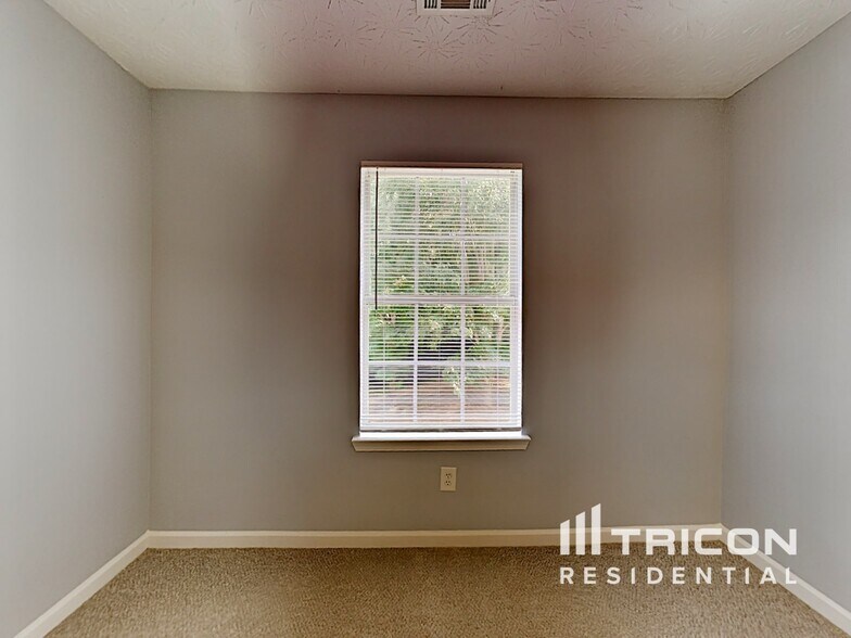 Building Photo - 3703 Harvest Dr