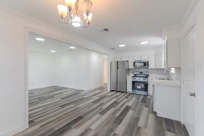 Building Photo - 10126 Pine Moss Dr