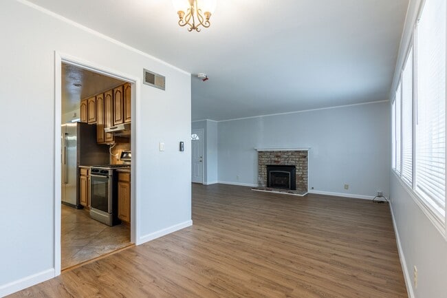 Building Photo - Beautiful & bright 3 bed / 2 Bath San Brun...